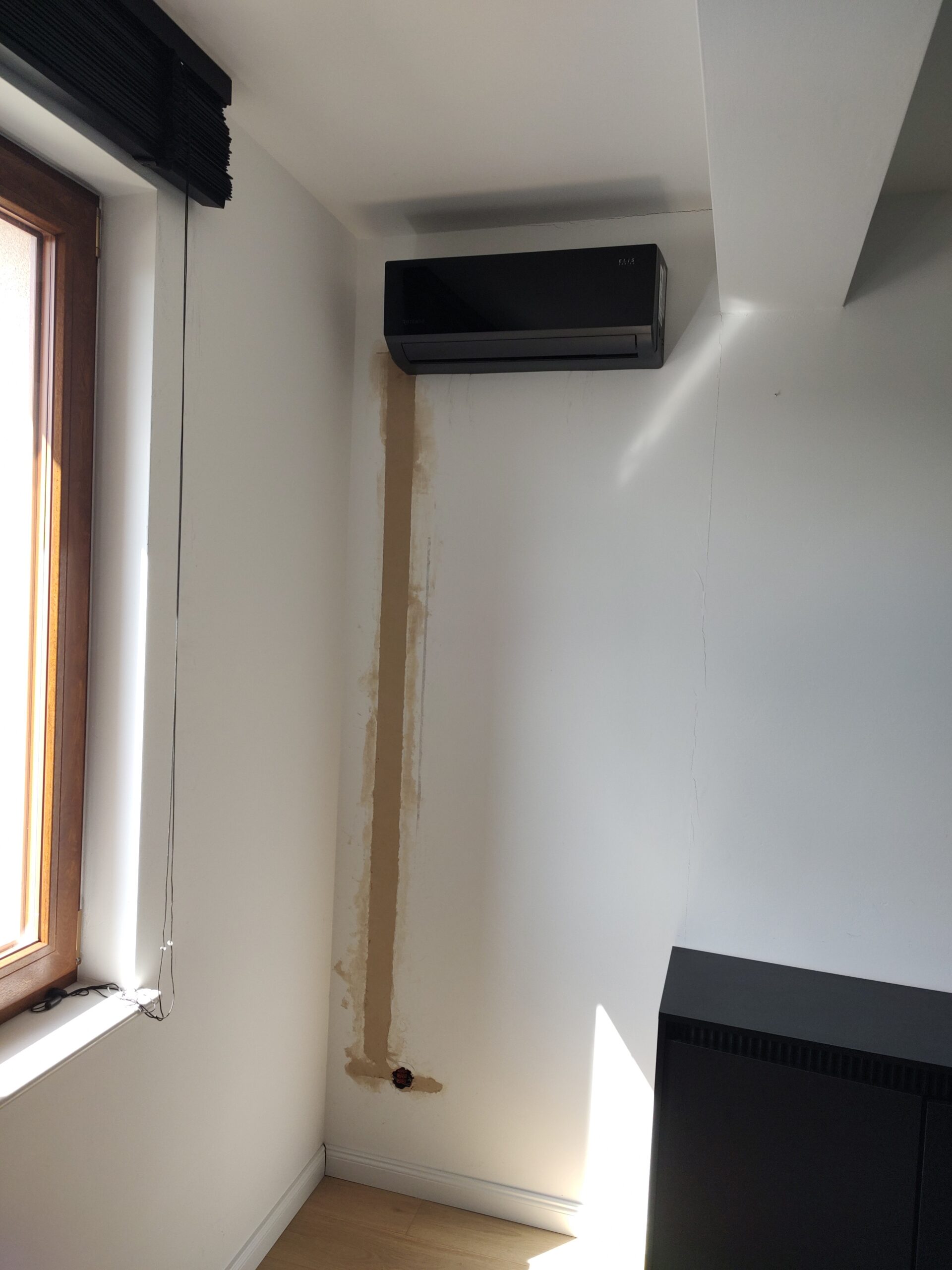 Klimatyzator z ukrytą instalacją przygotowaną do malowania