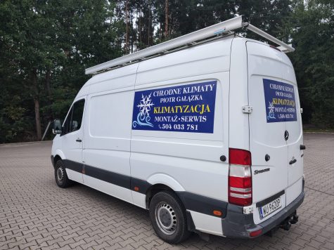 Samochód służący do montażu klimatyzacji i serwisu pomp ciepła.